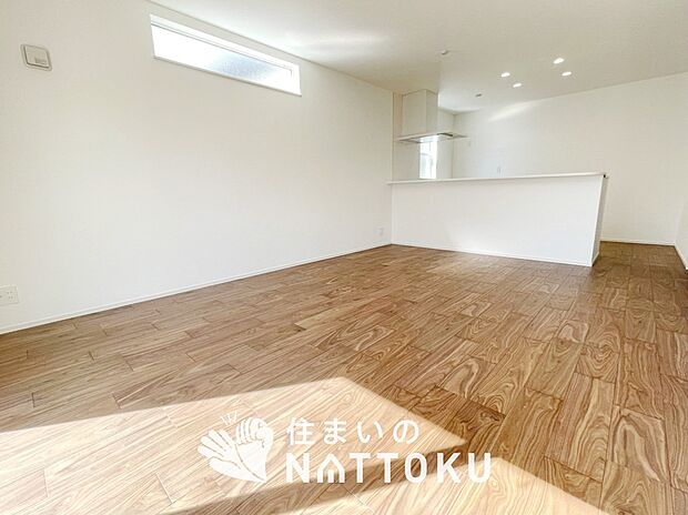 【現地写真(リビング)】フローリング材には、木目、色調など木材特有の風合いがあり、ナチュラルな美しさになっています。