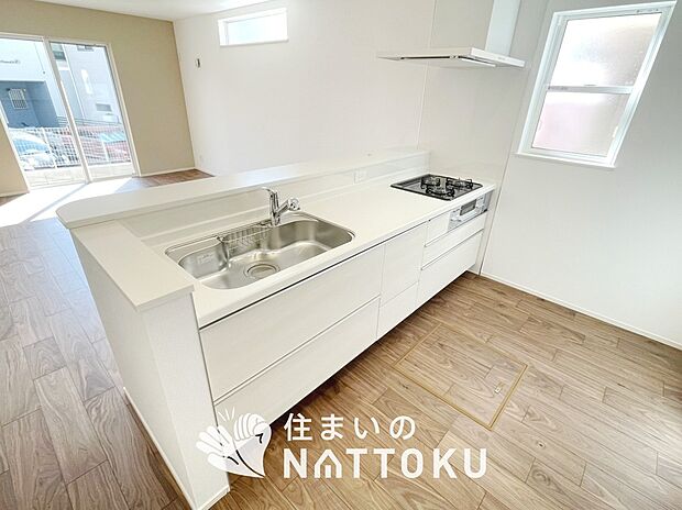 【現地写真(キッチン)】収納たっぷりのシステムキッチン、浄水器付水栓を標準装備しています。