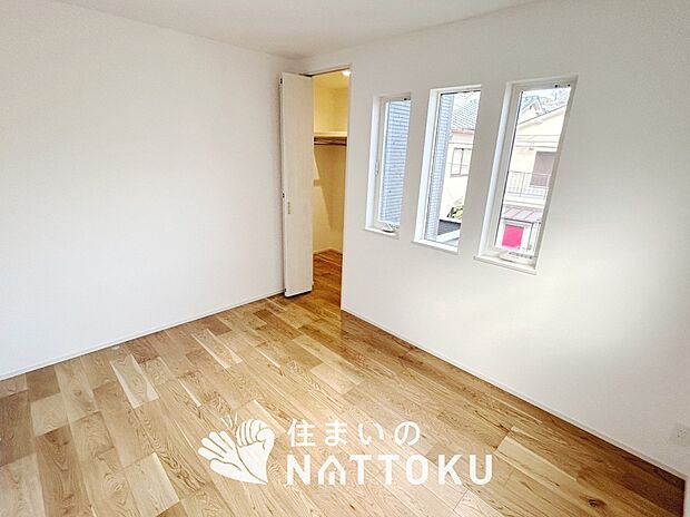 【現地写真（洋室）】木目の美しさを際立たせるシンプルデザインの建具を使用しています。