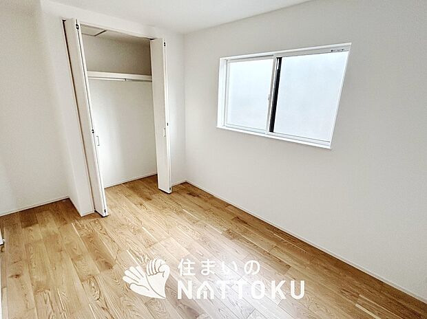 【現地写真（寝室）】木目の美しさを際立たせるシンプルデザインの建具を使用しています。