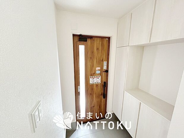 【現地写真(玄関)】玄関には、大型のシューズ収納を設置しています。