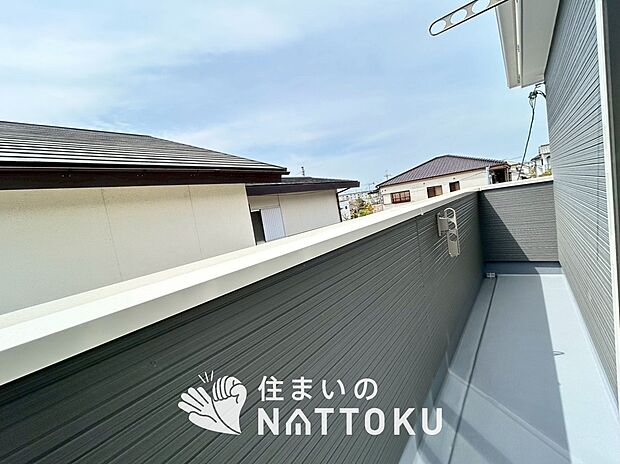 【バルコニー】奥行きが広く、洗濯物をゆったりと干せる十分な広さで、家族の洗濯も捗ります。