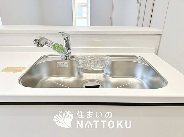 【浄水器内臓ハンドシャワー付シンク】広々とした凸型シンクに洗剤ポケットを標準装備。すっきり収納できます。
また、蛇口の先端に浄水器を内蔵しているため場所をとりません。