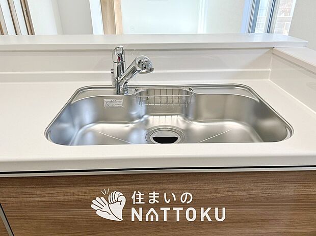 【浄水器内臓ハンドシャワー付シンク】広々とした凸型シンクに洗剤ポケットを標準装備。すっきり収納できます。
また、蛇口の先端に浄水器を内蔵しているため場所をとりません。