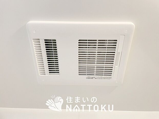 【浴室暖房換気乾燥機】入浴後の水滴や湿気を排出し、カビの発生や臭いを抑制します。
雨の日の洗濯物にも効果的です。
