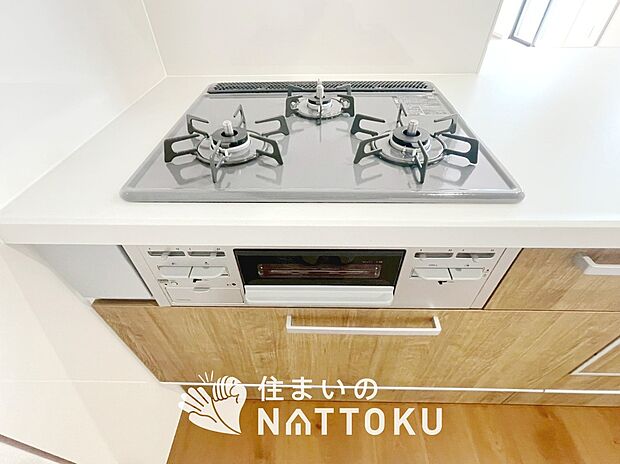 【ビルトインコンロ】フラットな構造で清掃性が高く、過熱防止センサー付３口タイプで日頃の家事も快適です。