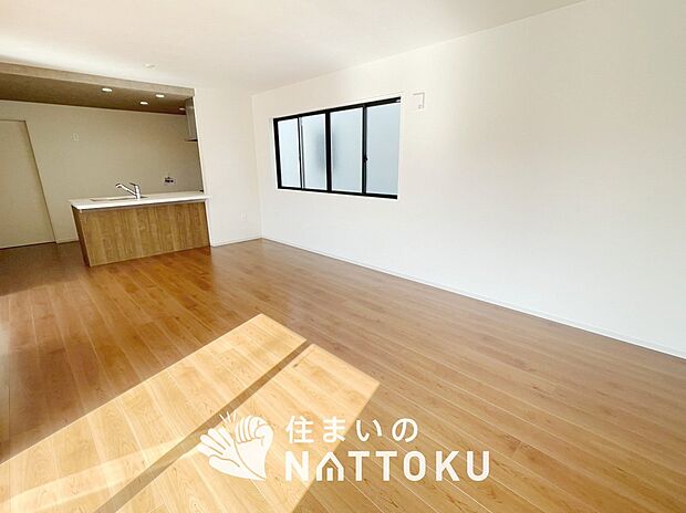 【現地写真（リビング）】フローリング材には、木目、色調など木材特有の風合いがあり、ナチュラルな美しさになっています。