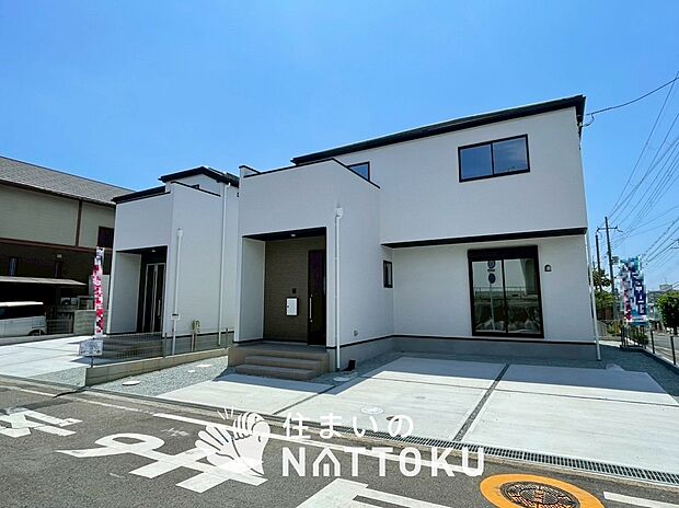 【現地写真(街並み)】雨で汚れを落とし、耐久性・耐候性に優れた外壁を使用しています。