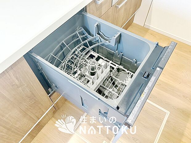 【食器洗い乾燥機】食後の時間にゆとりを与えてくれる食器洗い乾燥機。
操作ボタンも上面にあるので、腰をかがめずに操作ができラクラクです。