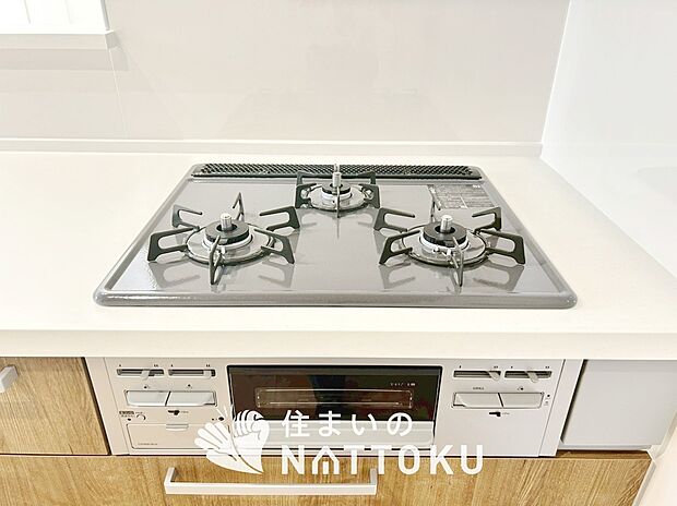 【ビルトインコンロ】フラットな構造で清掃性が高く、過熱防止センサー付3口タイプで日頃の家事も快適です。