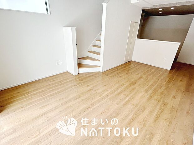 【現地写真(リビング)】フローリング材には、木目、色調など木材特有の風合いがあり、ナチュラルな美しさになっています。