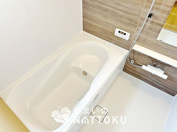 【現地写真(浴室)】浴室暖房乾燥機付き。1坪タイプで広々です。