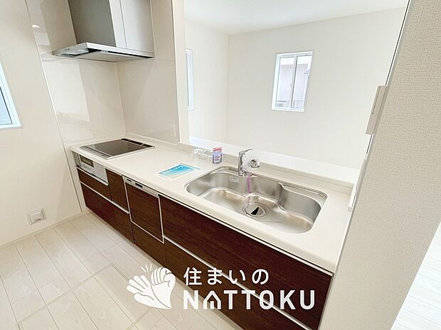 【現地写真（キッチン）】収納たっぷりのシステムキッチン、浄水器付水栓を標準装備しています。