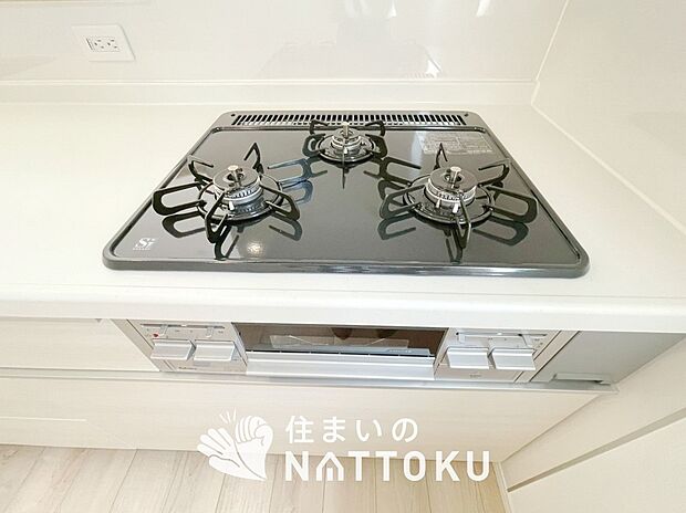 【ビルトインコンロ】フラットな構造で清掃性が高く、過熱防止センサー付３口タイプで日頃の家事も快適です。