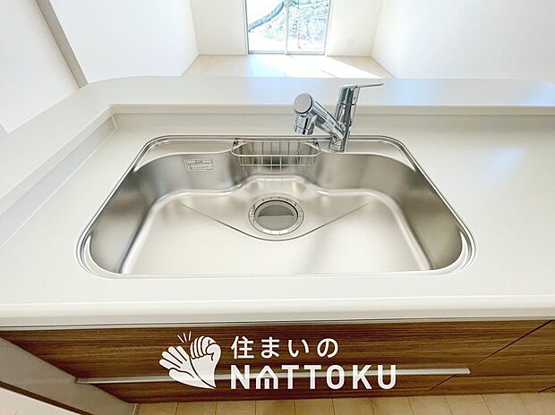 【浄水器内臓型ハンドシャワー付シンク】傷や汚れが付きにくい静音仕様の全面エンボス加工シンク。
また、蛇口の先端に浄水器を内蔵。浄水シャワーが使える毎分4リットルのたっぷり浄水。