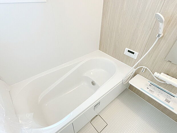 【現地写真(浴室)】浴室暖房乾燥機付き。1坪タイプで広々です。