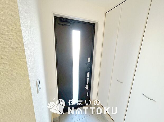 【現地写真(玄関)】玄関には、大型のシューズ収納を設置しています。