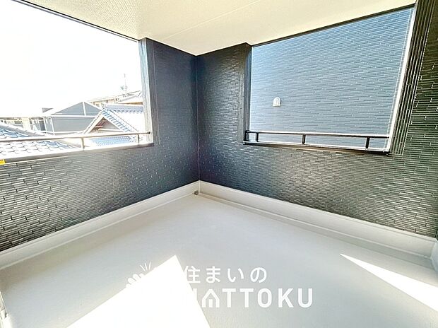 【バルコニー】奥行きが広く、洗濯物をゆったりと干せる十分な広さで、家族の洗濯も捗ります。