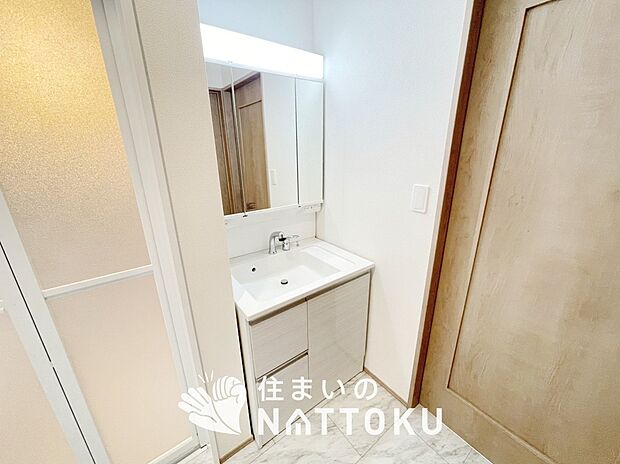 【洗面台・洗面所】鏡の両サイドは、必要なものを取出しやすく、大きな鏡面で朝の準備も快適。
使いやすいリフトアップ機能付きのシングルレバーシャワー水栓付です。