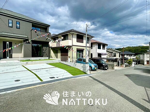 【現地写真(前道含む外観)】健康被害に配慮したもっとも安全性の高い建材を採用し、シックハウス対策をしております。