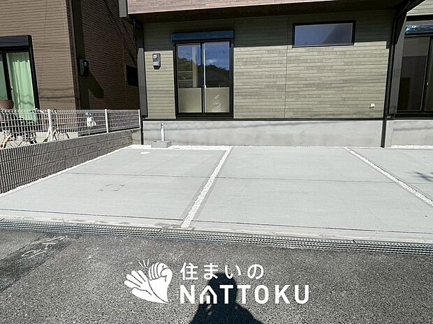【現地写真（駐車場）】駐車スペースが広く、運転が苦手な方も安心です。