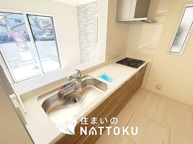 【現地写真（キッチン）】収納たっぷりのシステムキッチン、浄水器付水栓を標準装備しています。