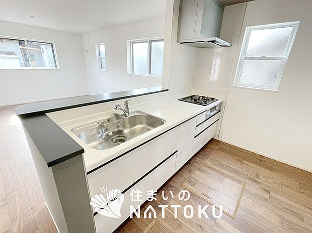 【現地写真（キッチン）】収納たっぷりのシステムキッチン、浄水器付水栓を標準装備しています。