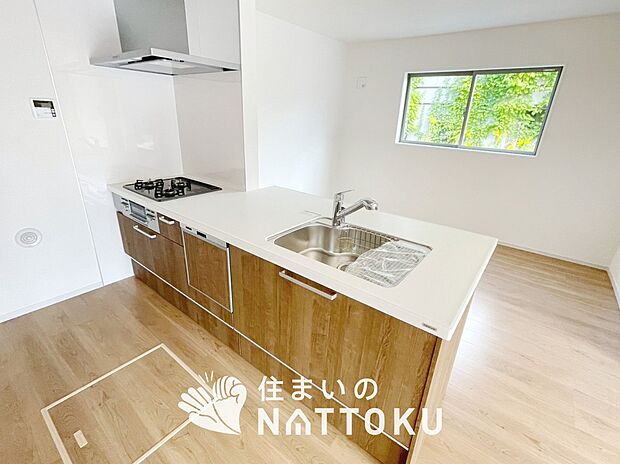 【現地写真（キッチン）】収納たっぷりのシステムキッチン、浄水器付水栓を標準装備しています。