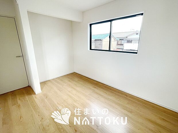 【現地写真(寝室)】木目の美しさを際立たせるシンプルデザインの建具を使用しています。