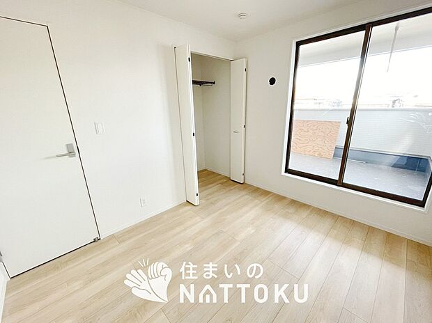 【現地写真(寝室)】木目の美しさを際立たせるシンプルデザインの建具を使用しています。