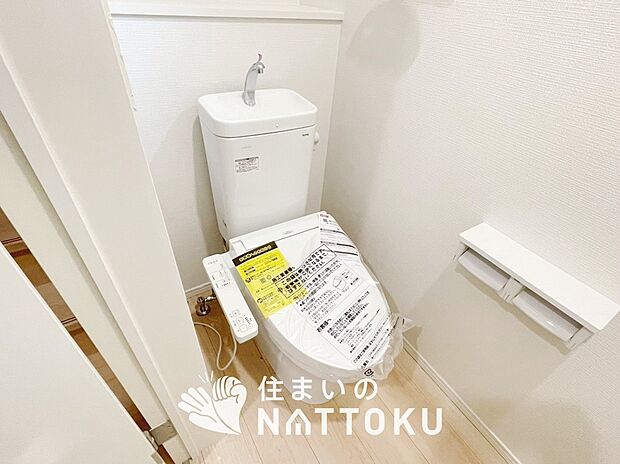 【トイレ】汚れてもサッとひと拭きでお手入れ簡単、エコ仕様の温水洗浄便座付きのトイレです。
バリアフリーにも配慮しています。