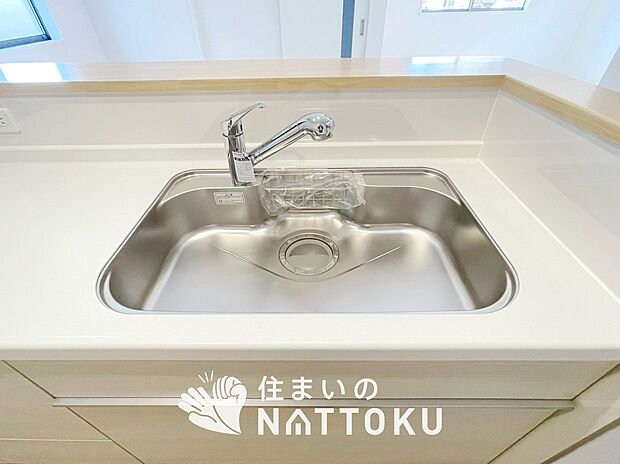 【浄水器内臓ハンドシャワー付シンク】広々とした凸型シンクに洗剤ポケットを標準装備。すっきり収納できます。
また、蛇口の先端に浄水器を内蔵しているため場所をとりません。