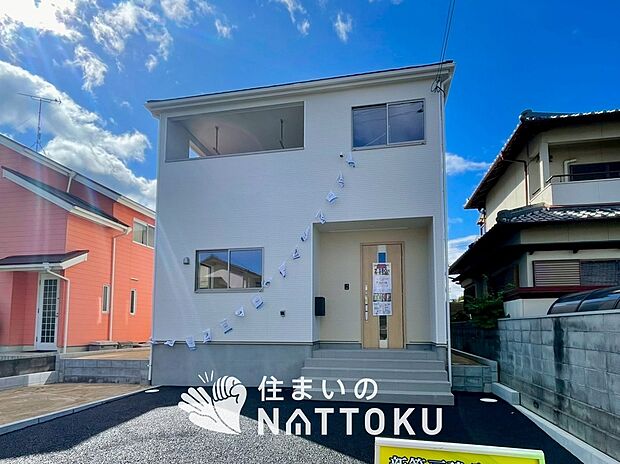 【現地写真(外観)】雨で汚れを落とし、耐久性・耐候性に優れた外壁を使用しています。