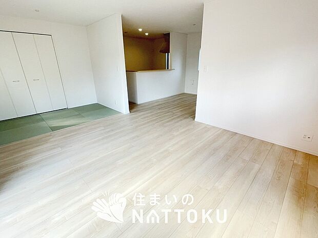 【現地写真(リビング)】フローリング材には、木目、色調など木材特有の風合いがあり、ナチュラルな美しさになっています。