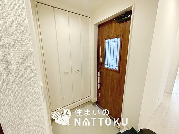 【現地写真（玄関）】玄関には、大型のシューズ収納を設置しています。