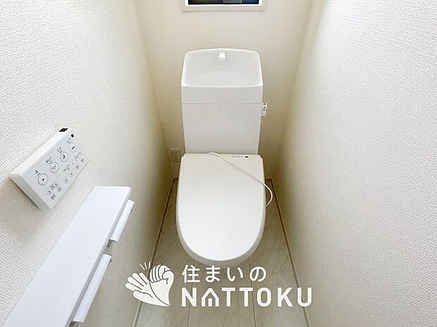 【トイレ】汚れてもサッとひと拭きでお手入れ簡単、エコ仕様の温水洗浄便座付きのトイレです。
バリアフリーにも配慮しています。
