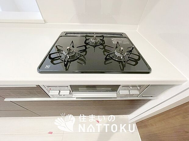 【ビルトインコンロ】フラットな構造で清掃性が高く、過熱防止センサー付３口タイプで日頃の家事も快適です。