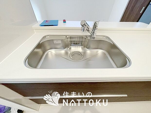 【浄水器内臓型ハンドシャワー付シンク】傷や汚れが付きにくい静音仕様の全面エンボス加工シンク。
また、蛇口の先端に浄水器を内蔵。浄水シャワーが使える毎分4リットルのたっぷり浄水。
