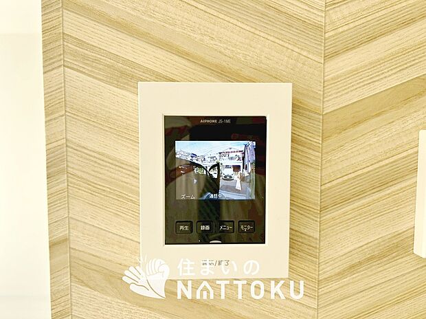 【カラーテレビドアホン】くっきり見やすいカラーモニターです。
夜でも来客者が見やすいLED照明付きです。