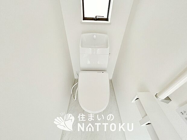 【トイレ】汚れてもサッとひと拭きでお手入れ簡単、エコ仕様の温水洗浄便座付きのトイレです。
バリアフリーにも配慮しています。