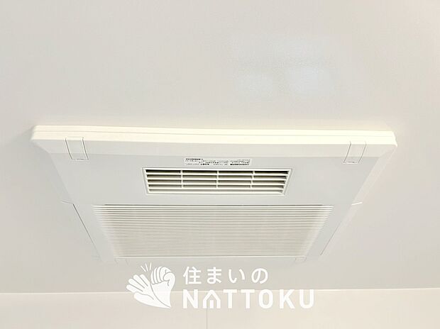 【浴室換気乾燥暖房機】寒い冬場はあたたかく、暑い夏場は扇風機のような心地よさです。
雨の日は、浴室が衣類乾燥スペースになります。