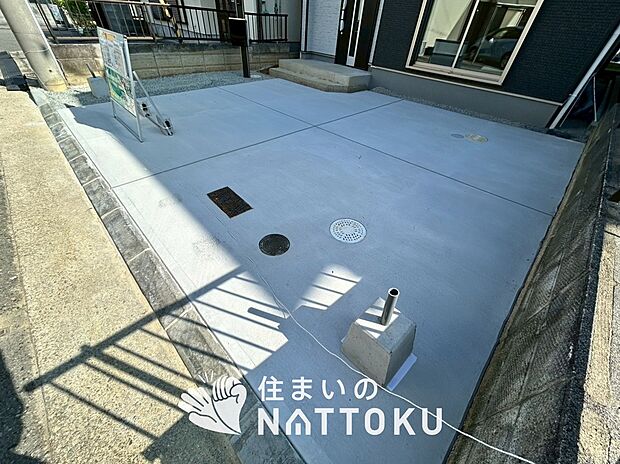 【現地写真(駐車場)】駐車スペースが広く、運転が苦手な方も安心です。