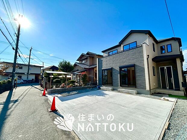 【現地写真（前道含む外観）】健康被害に配慮したもっとも安全性の高い建材を採用し、シックハウス対策をしております。