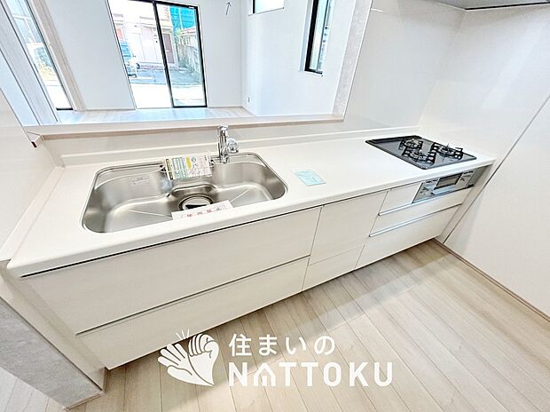 【現地写真（キッチン）】収納たっぷりのシステムキッチン、浄水器付水栓を標準装備しています。