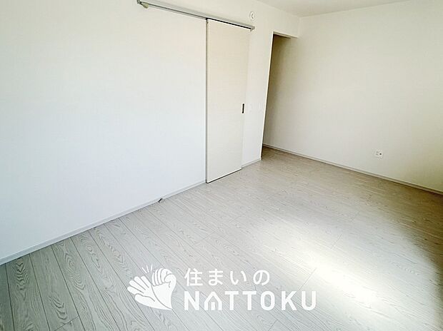 【現地写真(寝室)】木目の美しさを際立たせるシンプルデザインの建具を使用しています。