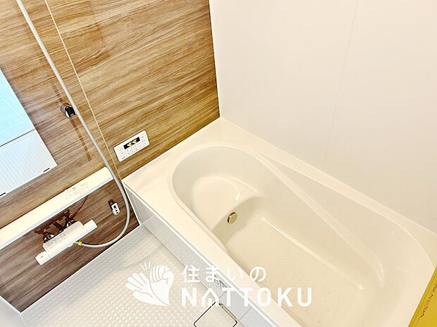 【現地写真(浴室)】浴室暖房乾燥機付き。1坪タイプで広々です。