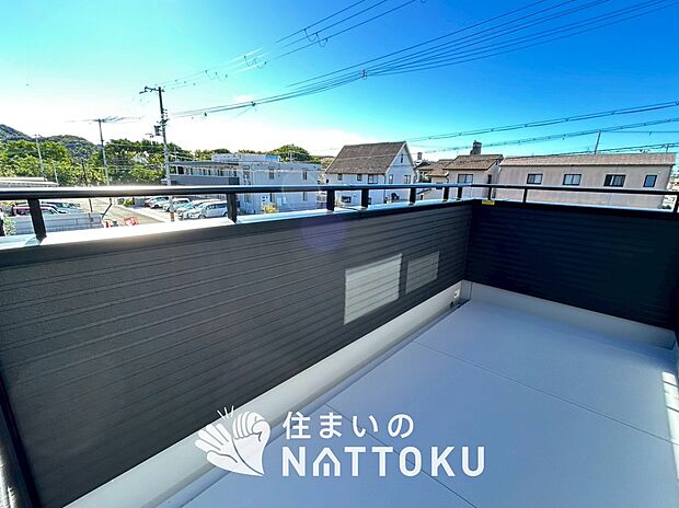 【バルコニー】奥行きが広く、洗濯物をゆったりと干せる十分な広さで、家族の洗濯も捗ります。