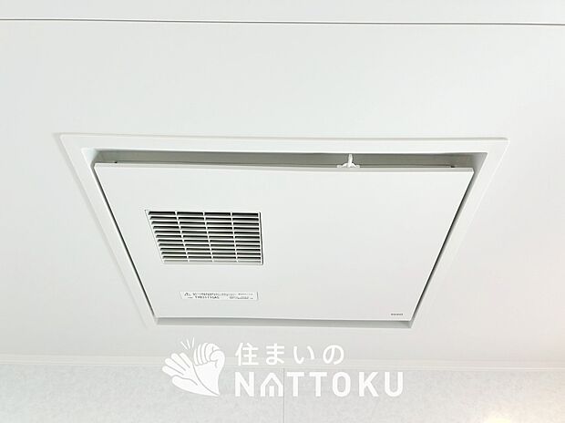 【浴室暖房換気乾燥機】入浴後の水滴や湿気を排出し、カビの発生や臭いを抑制します。
雨の日の洗濯物にも効果的です。
