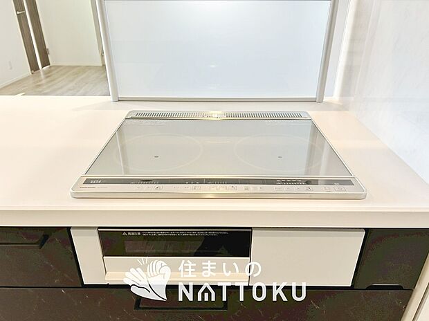 【ビルトインコンロ】フラットな構造で清掃性が高く、過熱防止センサー付３口タイプで日頃の家事も快適です。