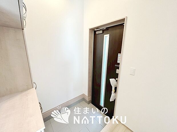 【現地写真(玄関)】玄関には、大型のシューズ収納を設置しています。